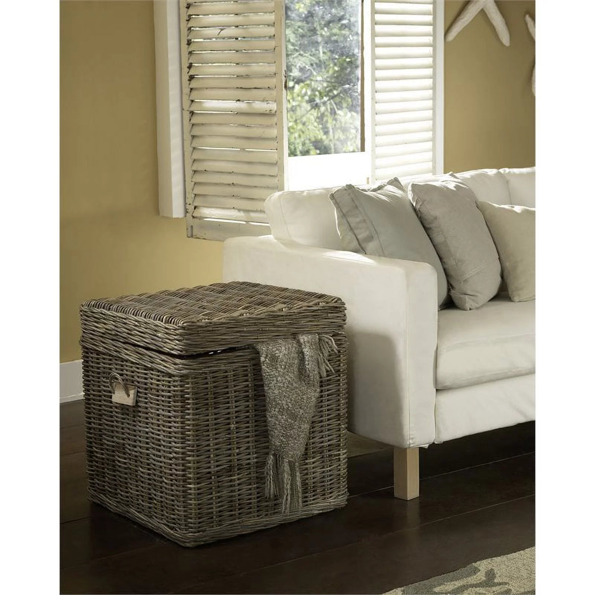 Wicker End Table Trunk G41398